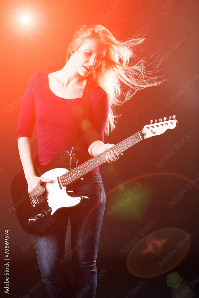 Fototapeta Blonde Frau spielt E-Gitarre