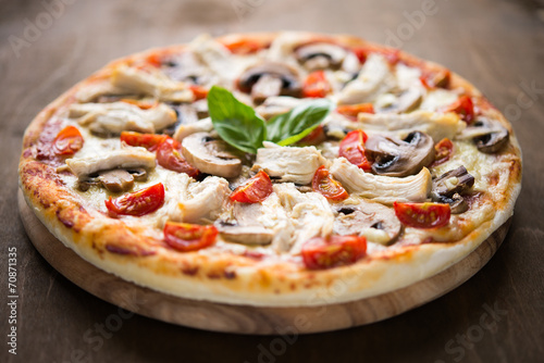 Pizza with chicken, tomato and mushrooms