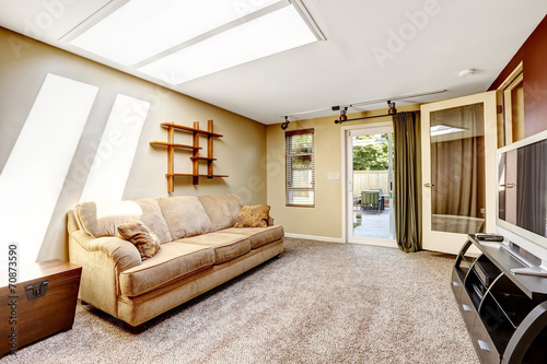 Foto Living room with skylight and exit to backyard
