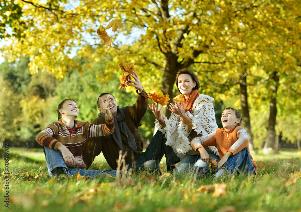 Fototapeta premium Family enjoying golden leaves