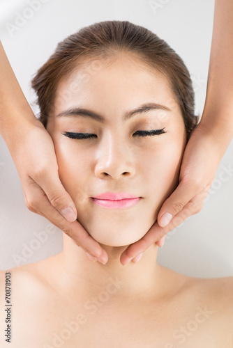 Receiving face massage