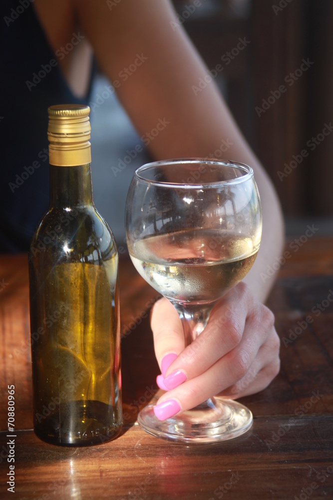 Weinglas in der Hand