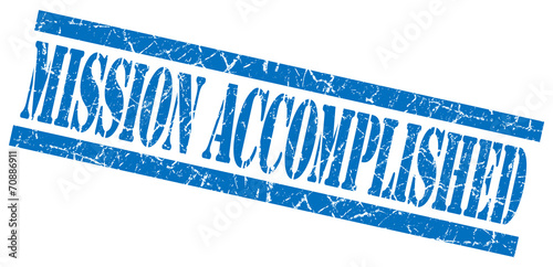 Foto mission accomplished blue grungy stamp on white background