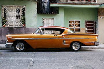 Leinwandbilder Oldtimer Kubanischer Oldtimer in Havannas Altstadt  © stocktributor