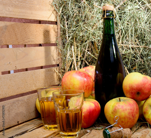 Fotografija bottle of cider with some apples and straw