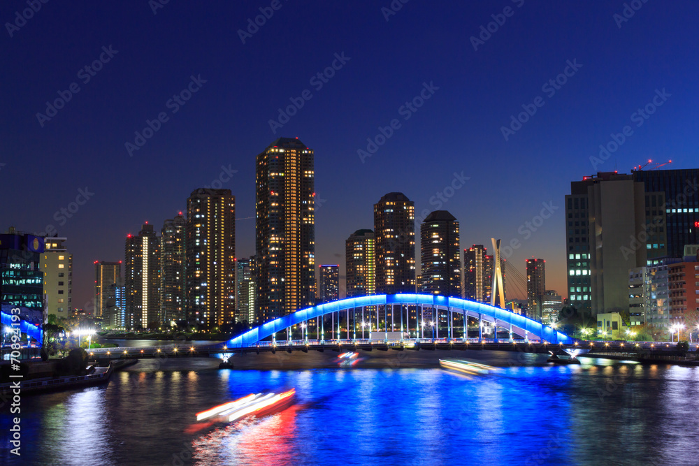 Naklejka premium Eitai bridge and Okawabata Rivercity 21 in Tokyo at dusk
