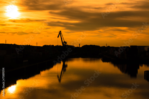 Hafen Anlage mit Sonnenuntergang