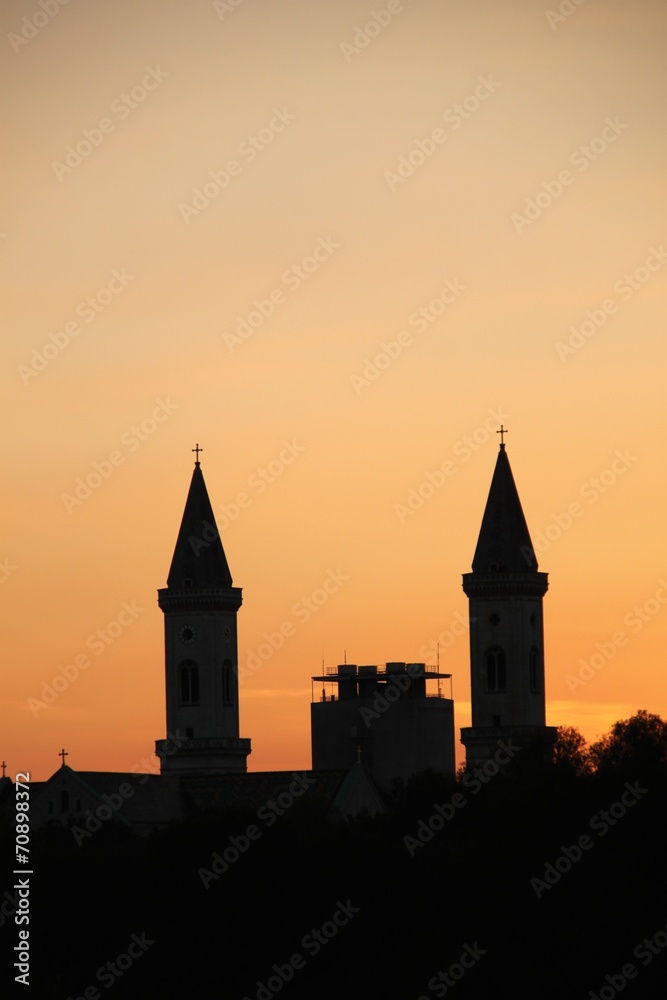 Türme der Ludwigskirche in München bei Sonnenuntergang