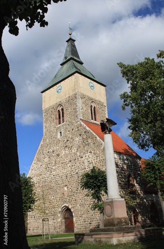 Stadtkirche und Kriegerdenkmal im märkischen Altlandsberg photo