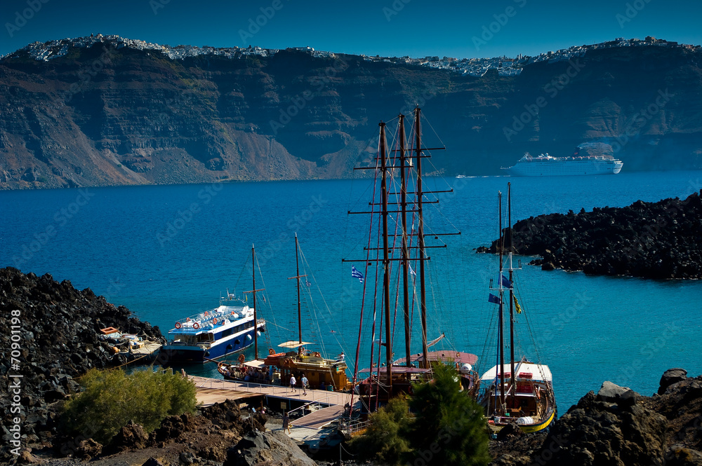 The port on the volcanic island named Nea Kameni.