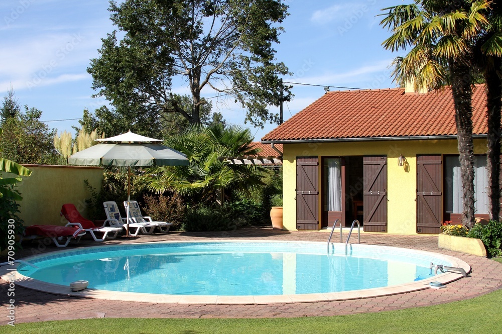 Fototapeta premium belle villa avec piscine