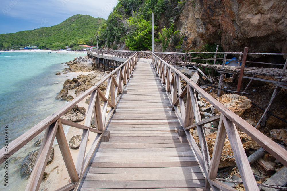 Obraz premium Wooden Bridge with beach
