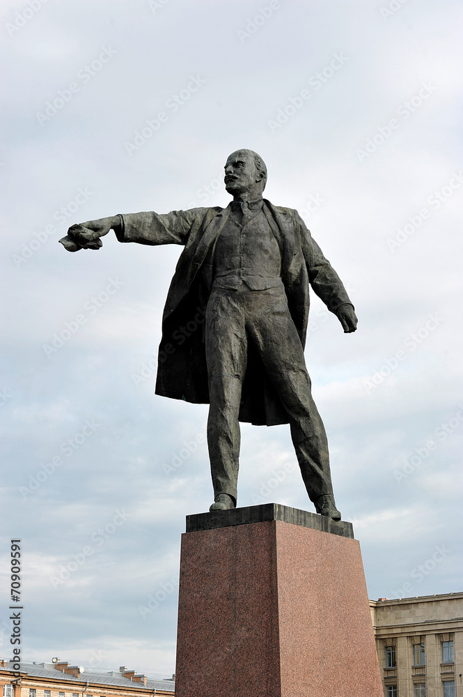 Fototapeta premium Moscow square and the monument to Lenin in St. Petersburg, Russi