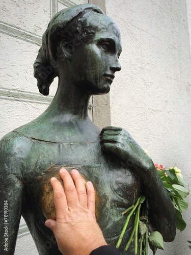 Hand an Julias Brust für Liebesglück photo