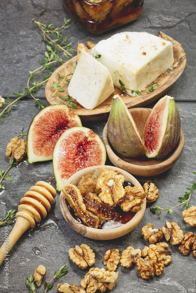 Fototapeta premium Cheese and fresh figs with honey and nuts