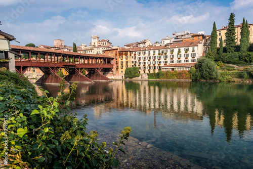 Scorcio di Bassano del grappa con fiume ponte e palazzi