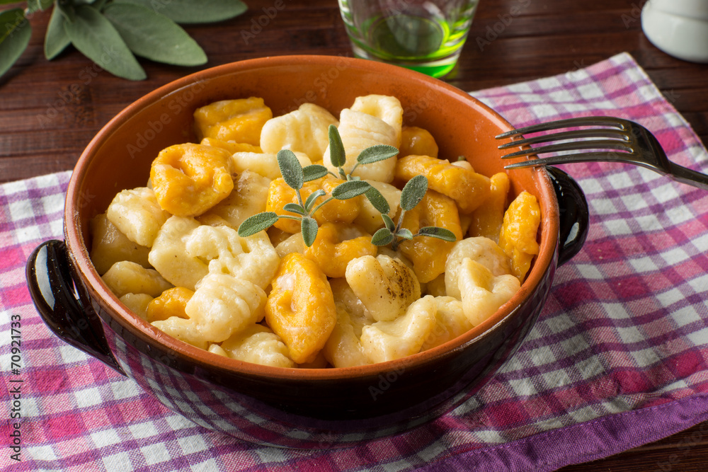 Gnocchi di ricotta e di zucca misti nel tegame di coccio Gnocchi di ricotta e di zucca misti nel tegame di coccio