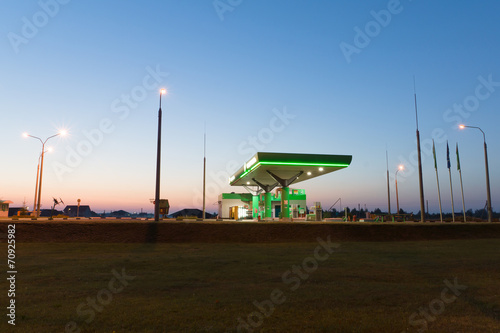 Canvas-taulu gas station