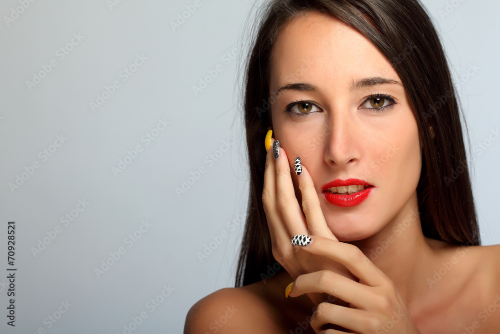 Ritratto di ragazza con unghie colorate Ritratto di ragazza con unghie colorate