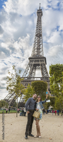 Fototapeta Naklejka Na Ścianę i Meble -  Selfie in Paris