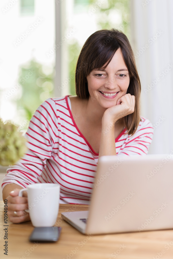 entspannte frau schaut auf laptop entspannte frau schaut auf laptop