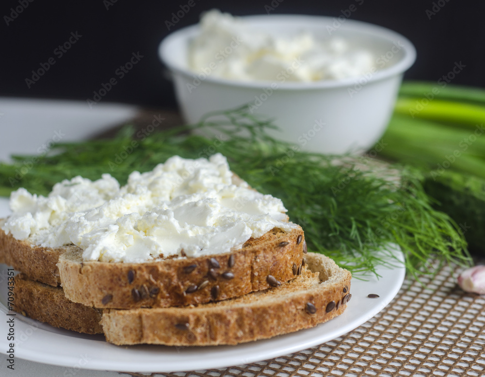 Sliced bread with cream cheese Sliced bread with cream cheese