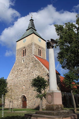 Stadtkirche und Kriegerdenkmal im märkischen Altlandsberg photo