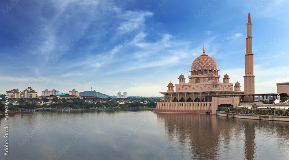 Fototapeta premium Putra Mosque at Putrajaya, Malaysia