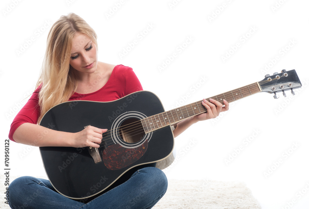 Junge Frau spielt Gitarre Junge Frau spielt Gitarre