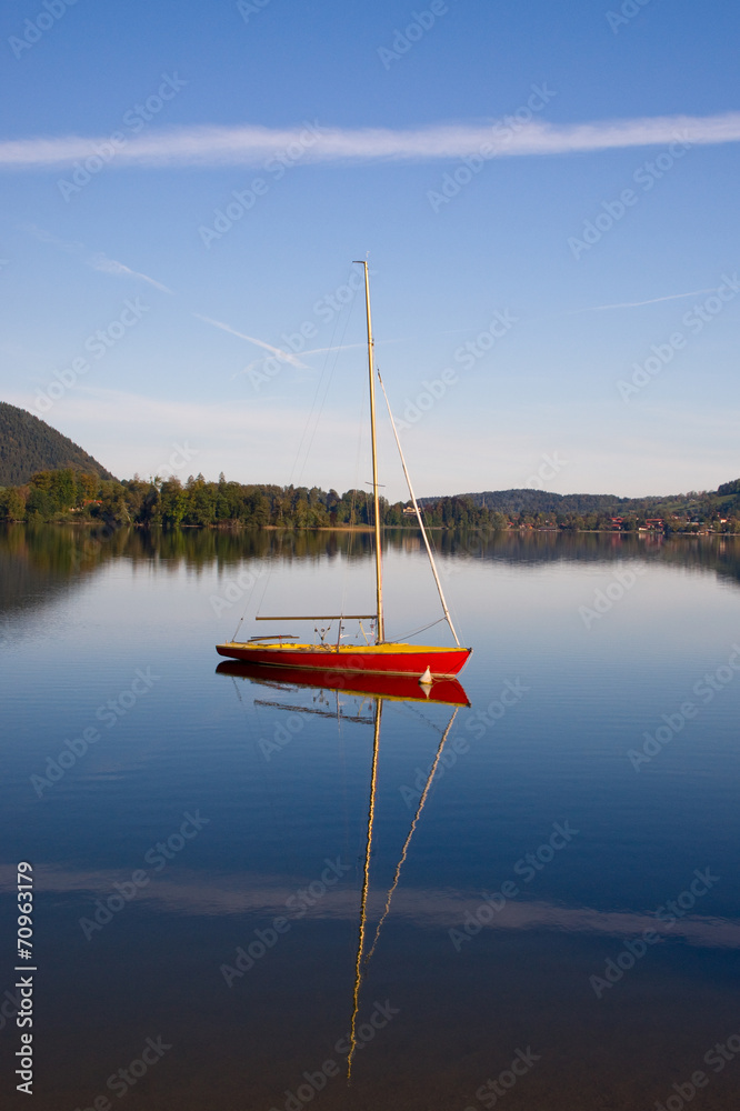 ein Segelboot allein auf dem Schliersee