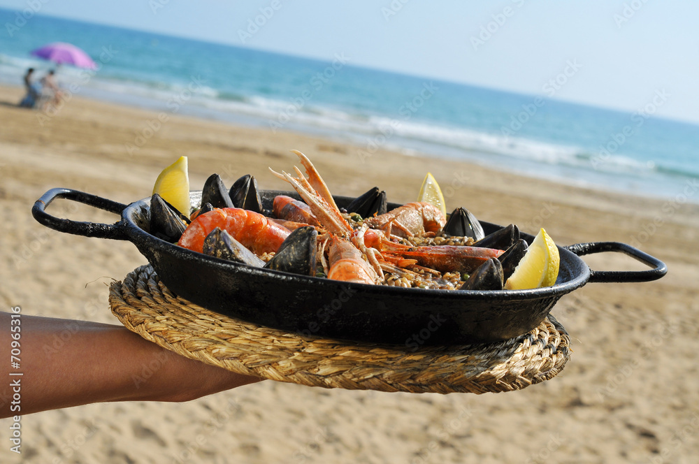 spanish paella on the beach - obrazy, fototapety, plakaty 
