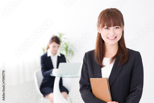 asian businesswomen in the office