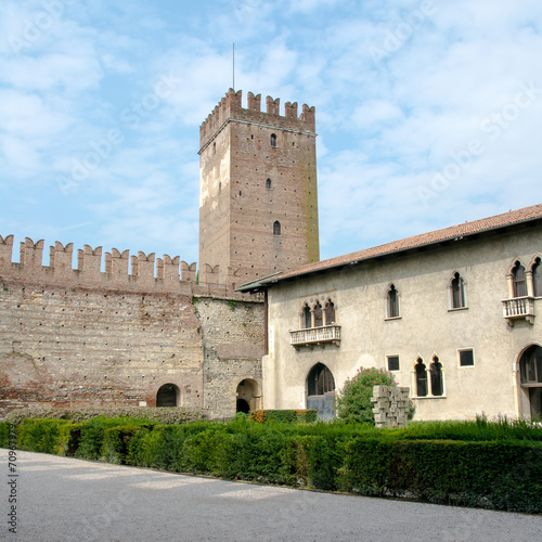 Fototapeta Naklejka Na Ścianę i Meble -  inner square of the old castle in Verona