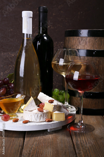 Fototapeta Naklejka Na Ścianę i Meble -  Supper consisting of Camembert cheese, honey, wine and grapes