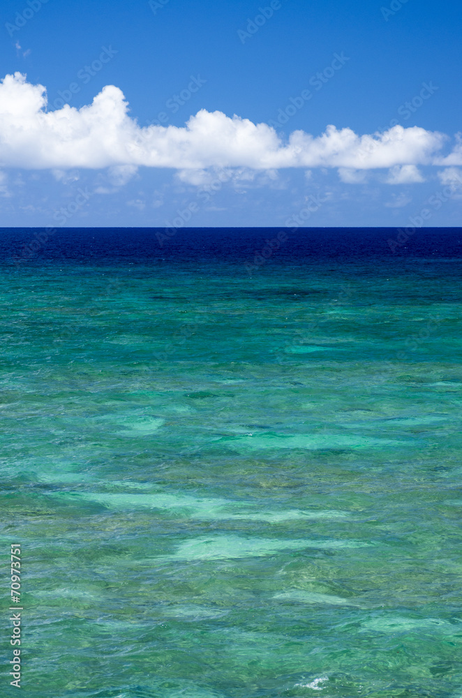 沖縄　サンゴ礁の青い海