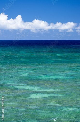沖縄 サンゴ礁の青い海