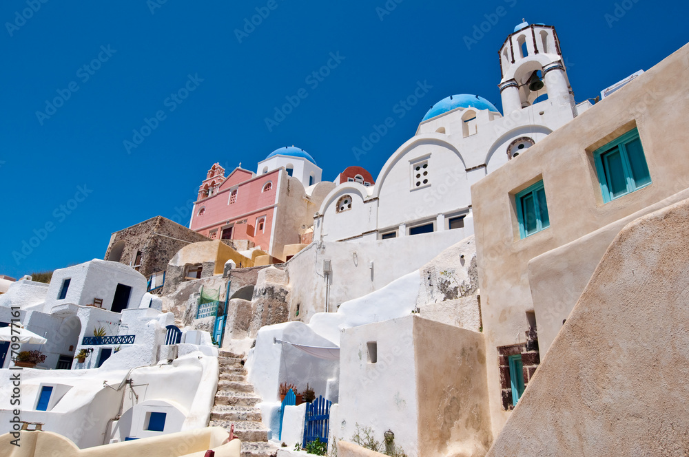 Naklejka premium Cityscape of Oia with cave houses. Thera (Santorini), Greece.