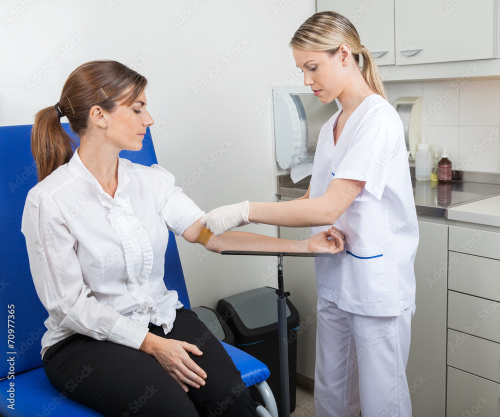 Obraz premium Nurse Preparing Businesswoman For Blood Test