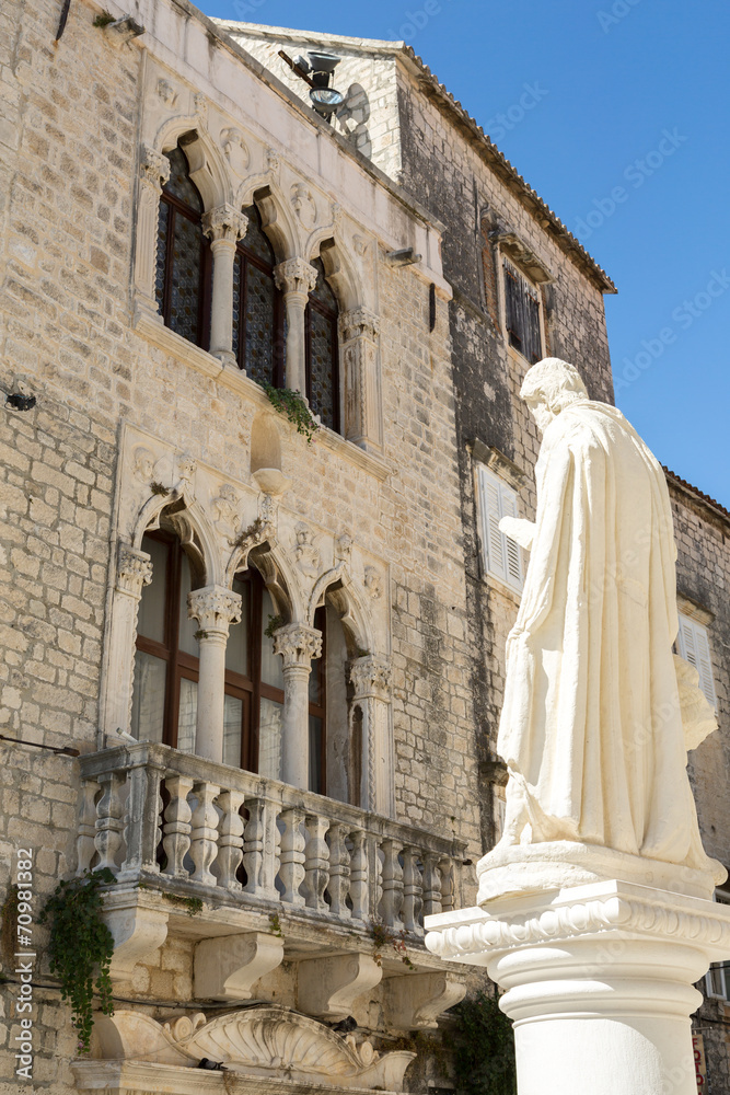 Statue et façade vénitienne
