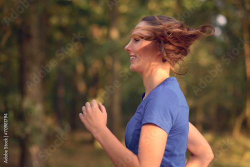 Junge Frau beim Jogging in der Natur