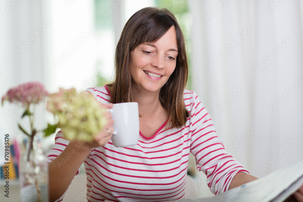 frau mit tasse kaffee und zeitung frau mit tasse kaffee und zeitung