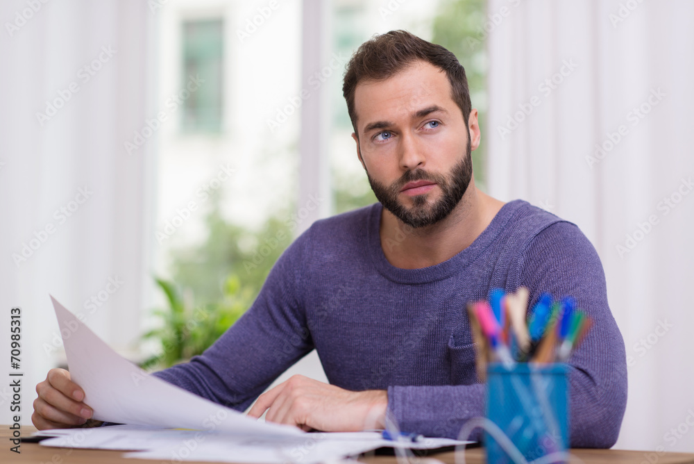 nachdenklicher mann arbeitet zu hause nachdenklicher mann arbeitet zu hause
