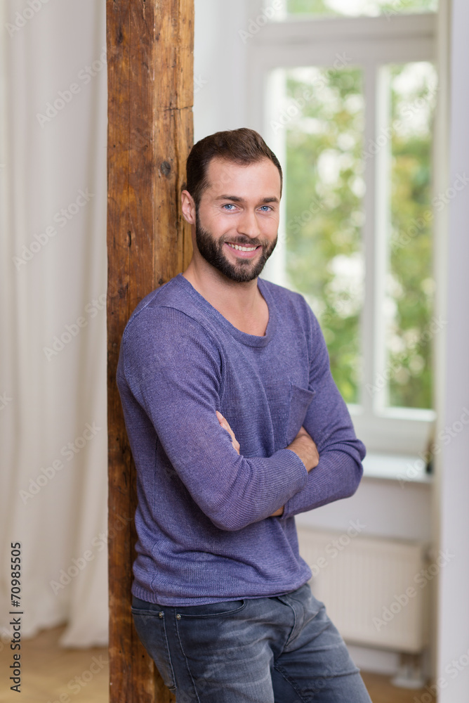 zufriedener mann in seiner wohnung zufriedener mann in seiner wohnung