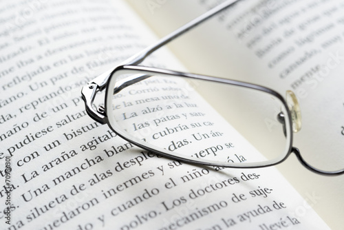 Gafas y libro