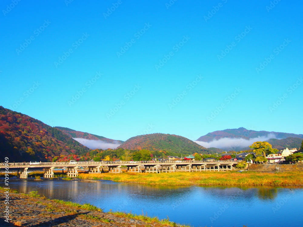 Fototapeta premium 渡月橋 秋の朝