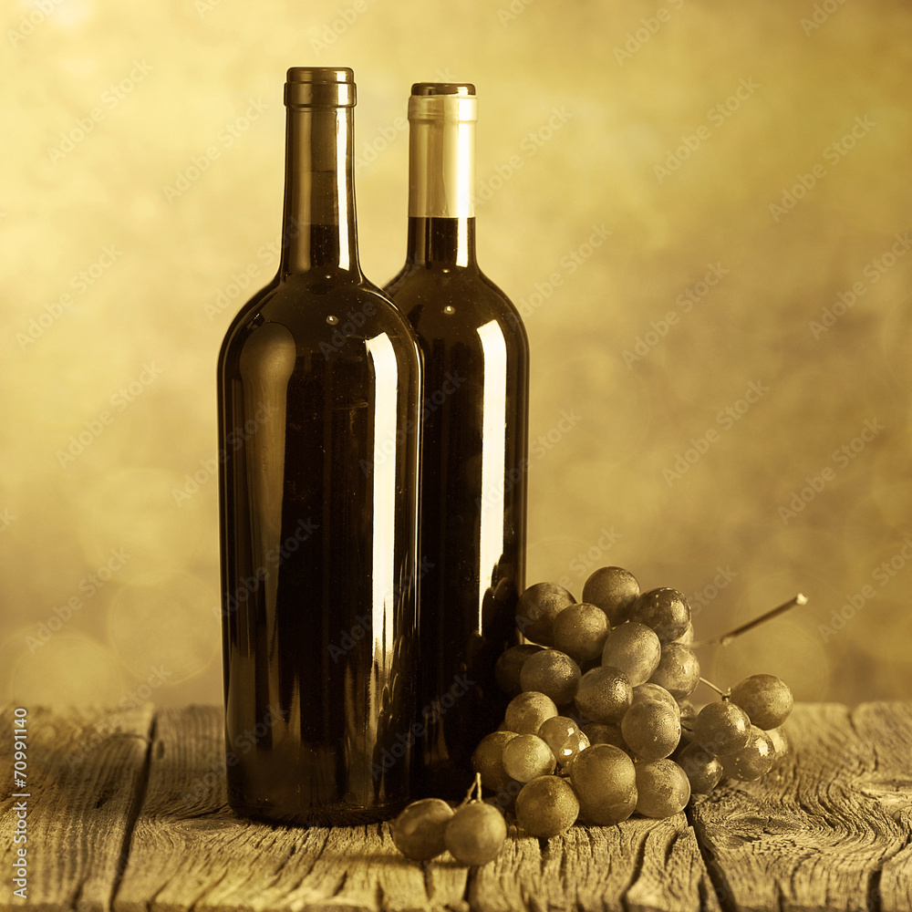 Obraz premium Wine bottles on wood floor and grunge background
