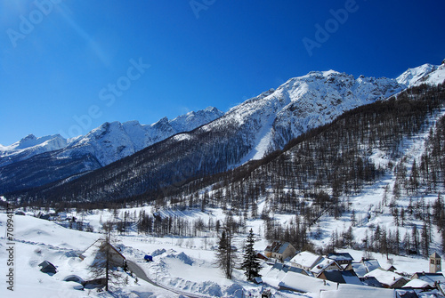 Vallée des alpes © Pictarena