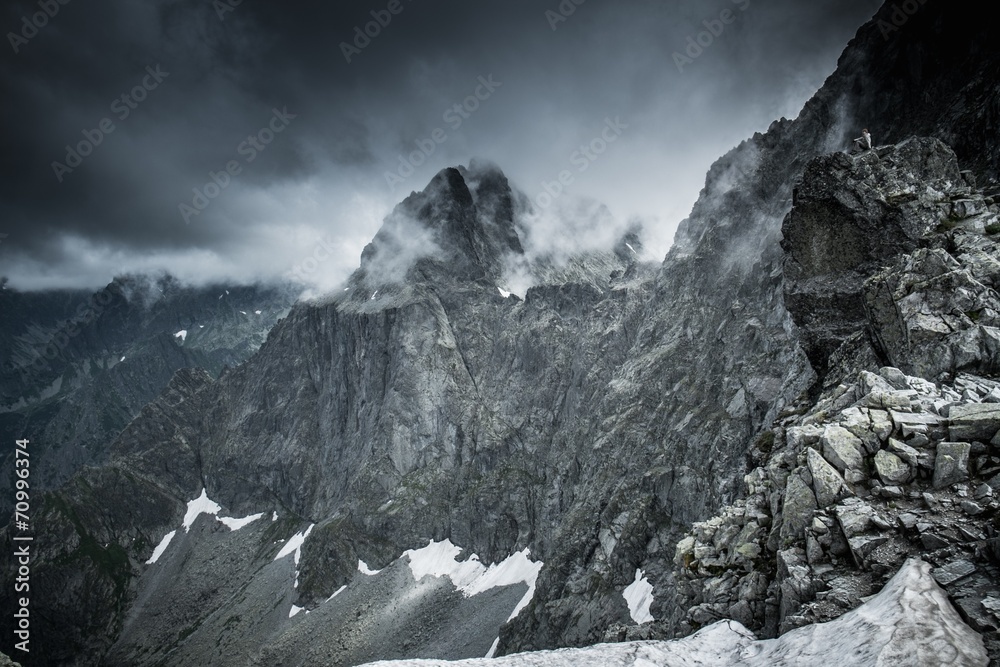 Obraz premium Dark clouds over high mountain peak