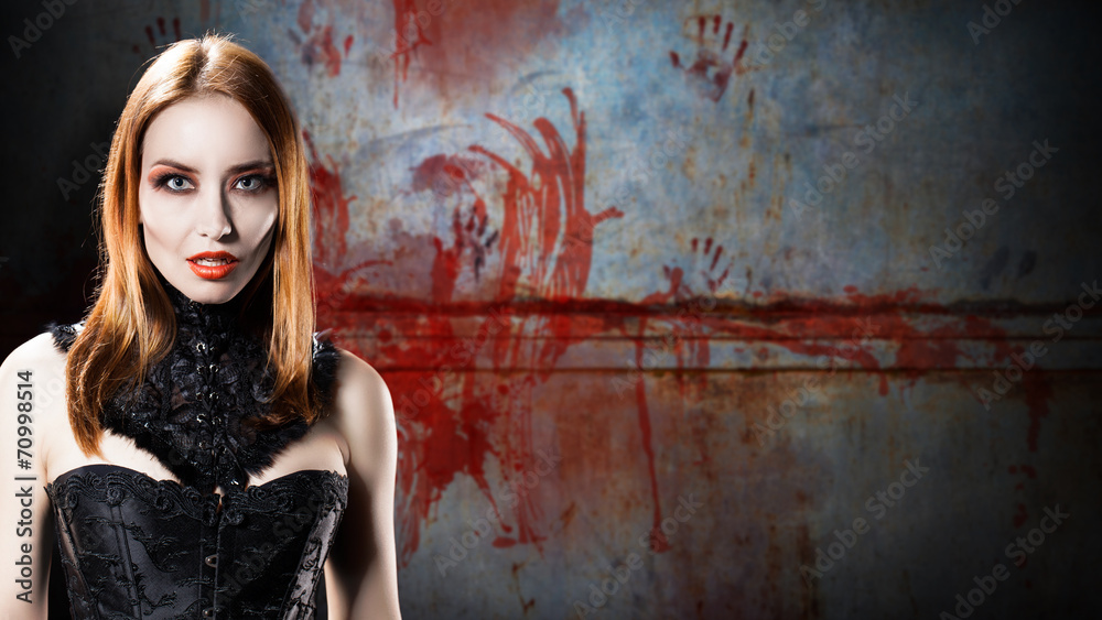 Vampir vor einer blutigen Wand Vampir vor einer blutigen Wand