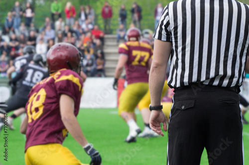 American football referee and de-focused players